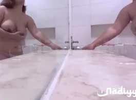 Gadis arab mandi telanjang